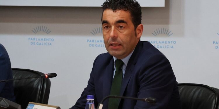 Luis López tiende la mano a Vigo en la presentación de los presupuestos en el Parlamento