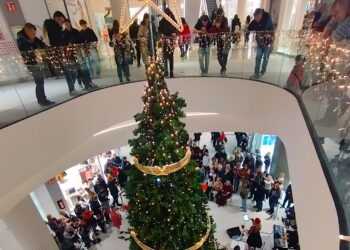 Gran Vía de Vigo enciende su Navidad con un homenaje solidario