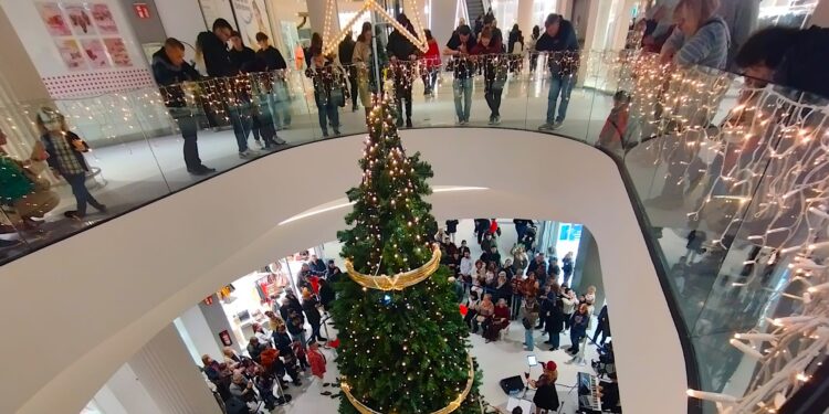 Gran Vía de Vigo enciende su Navidad con un homenaje solidario