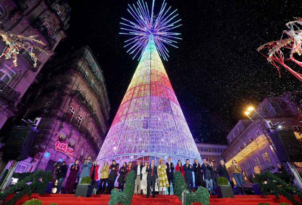 La Navidad de Vigo se encendió de nuevo. Iluminó el mundo, el planeta y el universo, pero antes hubo suspense. Y es que la lluvia caída durante todo el día provocó un cortocircuito en el sistema de luces del árbol gigante. Ni música, ni luz. El alcalde, Abel Caballero, no daba crédito con el fallo. Se giró en ese momento buscando a la persona que se ocupa de la organización de la fiesta. "El concejal responsable, que hoy lo tiene crudo como es natural, me dice que necesitamos unos segundos", aseguró entre risas tras realizar la cuenta atrás y no funcionar la iluminación.