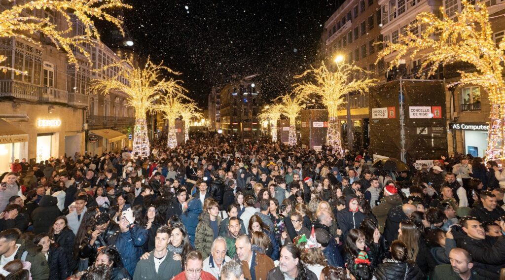 La Navidad de Vigo se encendió de nuevo. Iluminó el mundo, el planeta y el universo, pero antes hubo suspense. Y es que la lluvia caída durante todo el día provocó un cortocircuito en el sistema de luces del árbol gigante. Ni música, ni luz. El alcalde, Abel Caballero, no daba crédito con el fallo. Se giró en ese momento buscando a la persona que se ocupa de la organización de la fiesta. "El concejal responsable, que hoy lo tiene crudo como es natural, me dice que necesitamos unos segundos", aseguró entre risas tras realizar la cuenta atrás y no funcionar la iluminación.