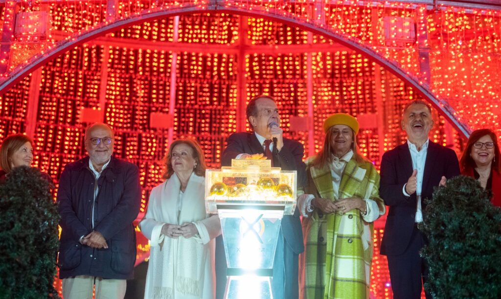 La Navidad de Vigo se encendió de nuevo. Iluminó el mundo, el planeta y el universo, pero antes hubo suspense. Y es que la lluvia caída durante todo el día provocó un cortocircuito en el sistema de luces del árbol gigante. Ni música, ni luz. El alcalde, Abel Caballero, no daba crédito con el fallo. Se giró en ese momento buscando a la persona que se ocupa de la organización de la fiesta. "El concejal responsable, que hoy lo tiene crudo como es natural, me dice que necesitamos unos segundos", aseguró entre risas tras realizar la cuenta atrás y no funcionar la iluminación.