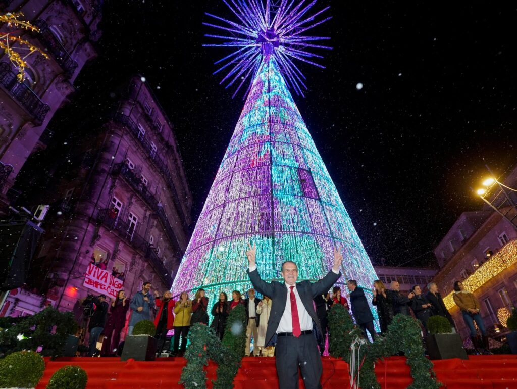 La Navidad de Vigo se encendió de nuevo. Iluminó el mundo, el planeta y el universo, pero antes hubo suspense. Y es que la lluvia caída durante todo el día provocó un cortocircuito en el sistema de luces del árbol gigante. Ni música, ni luz. El alcalde, Abel Caballero, no daba crédito con el fallo. Se giró en ese momento buscando a la persona que se ocupa de la organización de la fiesta. "El concejal responsable, que hoy lo tiene crudo como es natural, me dice que necesitamos unos segundos", aseguró entre risas tras realizar la cuenta atrás y no funcionar la iluminación.