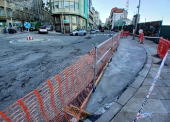 Una nueva acera (con hormigón) alumbra en la zona histórica de Vigo