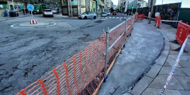 Una nueva acera (con hormigón) alumbra en la zona histórica de Vigo