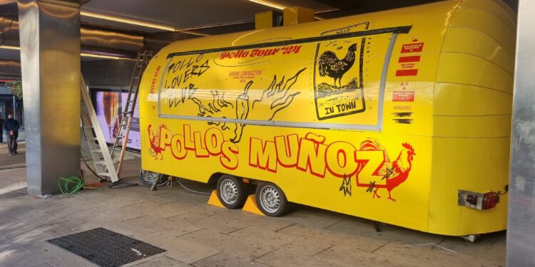 Vigo ya es el destino navideño de Dabiz Muñoz: su ‘foodtruck’ con lo que más cruje, aparcada