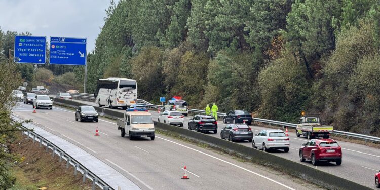 Accidente múltiple entre un camión, un autobús y un turismo en la VG20 tras caerle un árbol encima