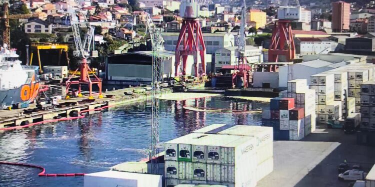 Un 10% del vertido de aceite de palma, aún en la ría