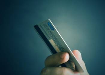 Cómo pagan los consumidores y su tendencia a lo largo de los años: del dinero físico al TPV