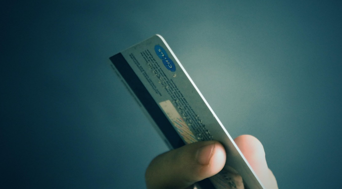 Cómo pagan los consumidores y su tendencia a lo largo de los años: del dinero físico al TPV