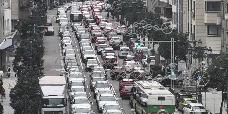 La Navidad y sus luces comienzan a colapsar el centro de Vigo