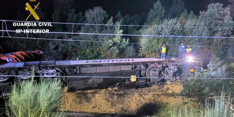 Herido leve el maquinista del tren de mercancías descarrilado en As Neves, que pudo salir por su propio pie