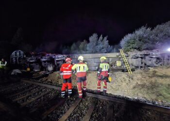 Un tren de mercancías descarrila en As Neves y su maquinista queda atrapado