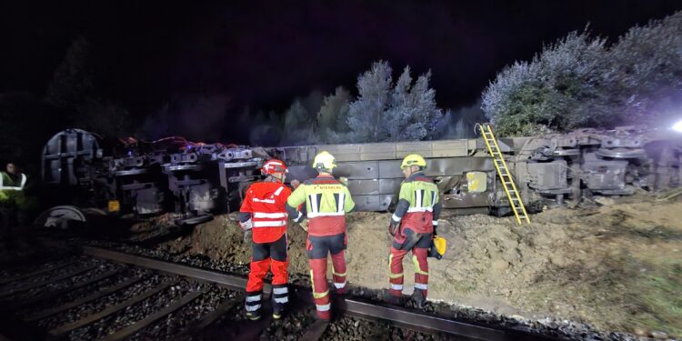 Un tren de mercancías descarrila en As Neves y su maquinista queda atrapado