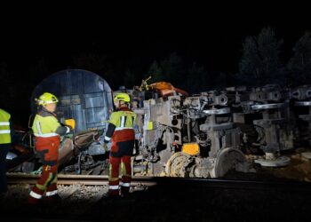 Un tren de mercancías descarrila en As Neves y su maquinista queda atrapado