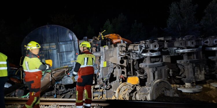 Un tren de mercancías descarrila en As Neves y su maquinista queda atrapado