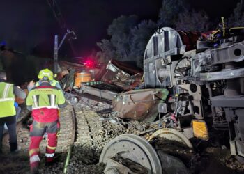 Un tren de mercancías descarrila en As Neves y su maquinista queda atrapado