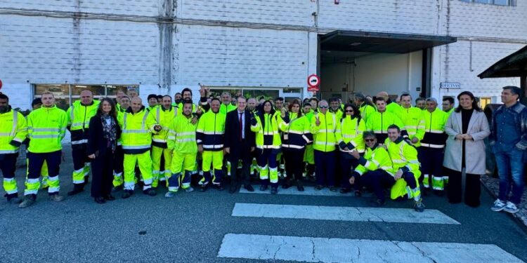 La brigada «para todo» del Concello: desde cuidar jardines a hacer baños, pasando por los cementerios