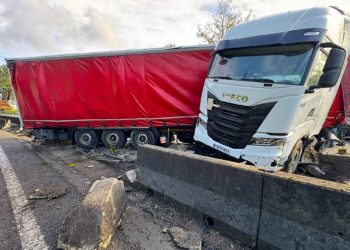 Aparatoso accidente en la A-55: un tráiler se lleva por delante la mediana en Guillarei