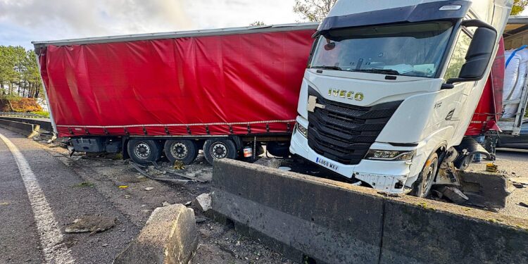 Aparatoso accidente en la A-55: un tráiler se lleva por delante la mediana en Guillarei
