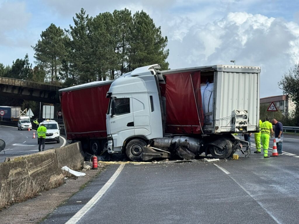 Jornada caótica (otra) en la A55: camión cruzado, vía cortada y accidentes por 800 litros de gasoil en la calzada