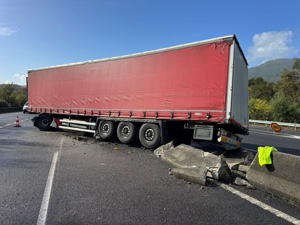 Jornada caótica (otra) en la A55: camión cruzado, vía cortada y accidentes por 800 litros de gasoil en la calzada