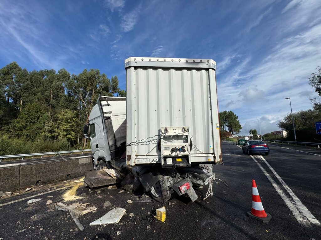 Jornada caótica (otra) en la A55: camión cruzado, vía cortada y accidentes por 800 litros de gasoil en la calzada