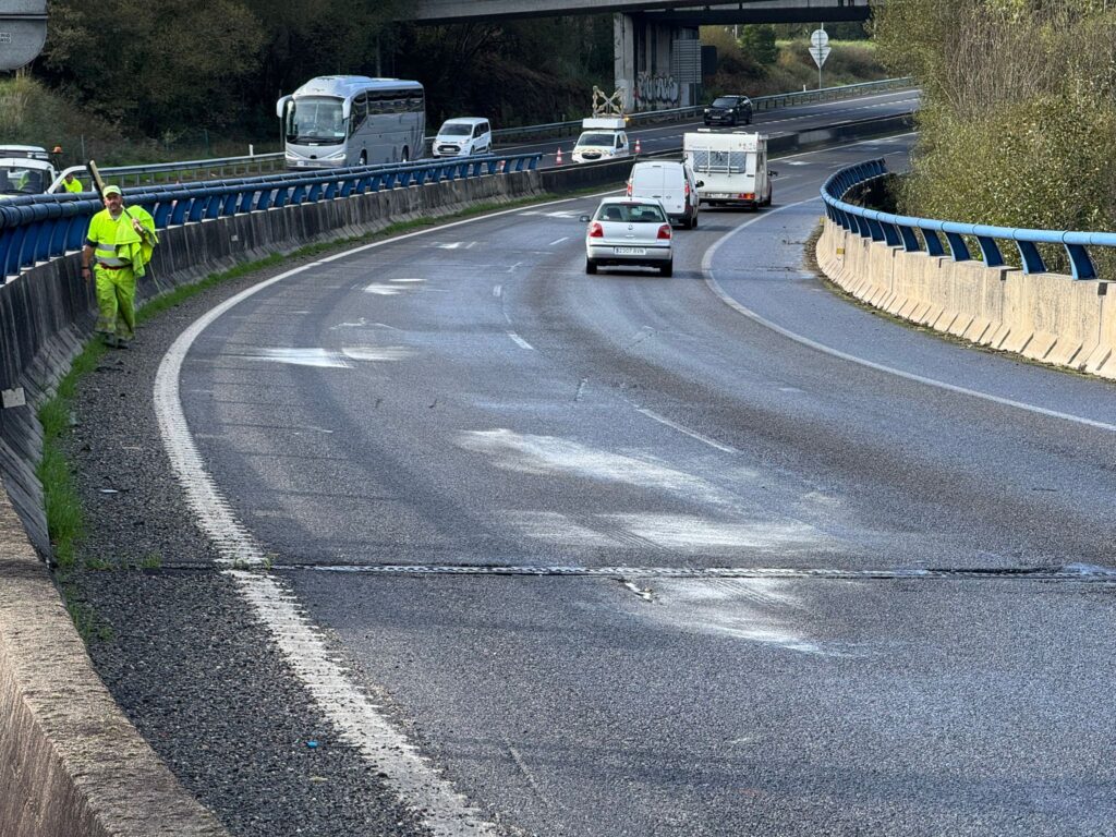 Jornada caótica (otra) en la A55: camión cruzado, vía cortada y accidentes por 800 litros de gasoil en la calzada
