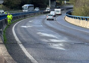 Jornada caótica (otra) en la A55: camión cruzado, vía cortada y  accidentes por 800 litros de gasoil en la calzada