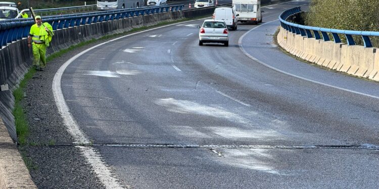 Jornada caótica (otra) en la A55: camión cruzado, vía cortada y  accidentes por 800 litros de gasoil en la calzada