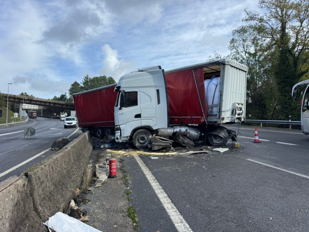 Jornada caótica (otra) en la A55: camión cruzado, vía cortada y accidentes por 800 litros de gasoil en la calzada
