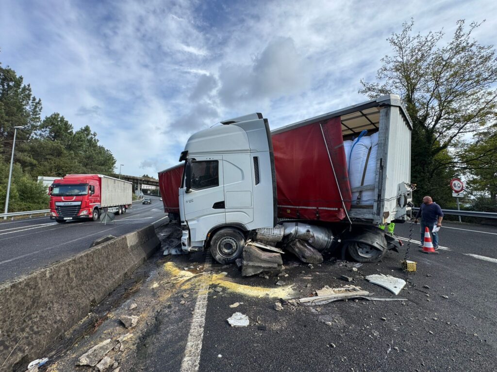 Jornada caótica (otra) en la A55: camión cruzado, vía cortada y accidentes por 800 litros de gasoil en la calzada