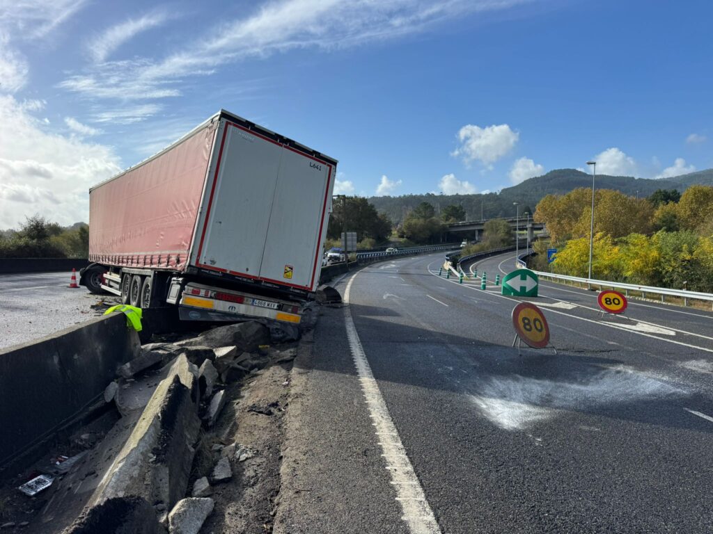 Jornada caótica (otra) en la A55: camión cruzado, vía cortada y accidentes por 800 litros de gasoil en la calzada