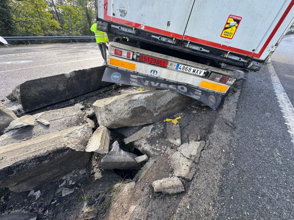 Jornada caótica (otra) en la A55: camión cruzado, vía cortada y accidentes por 800 litros de gasoil en la calzada