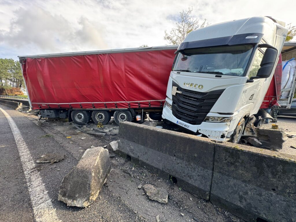 Jornada caótica (otra) en la A55: camión cruzado, vía cortada y accidentes por 800 litros de gasoil en la calzada