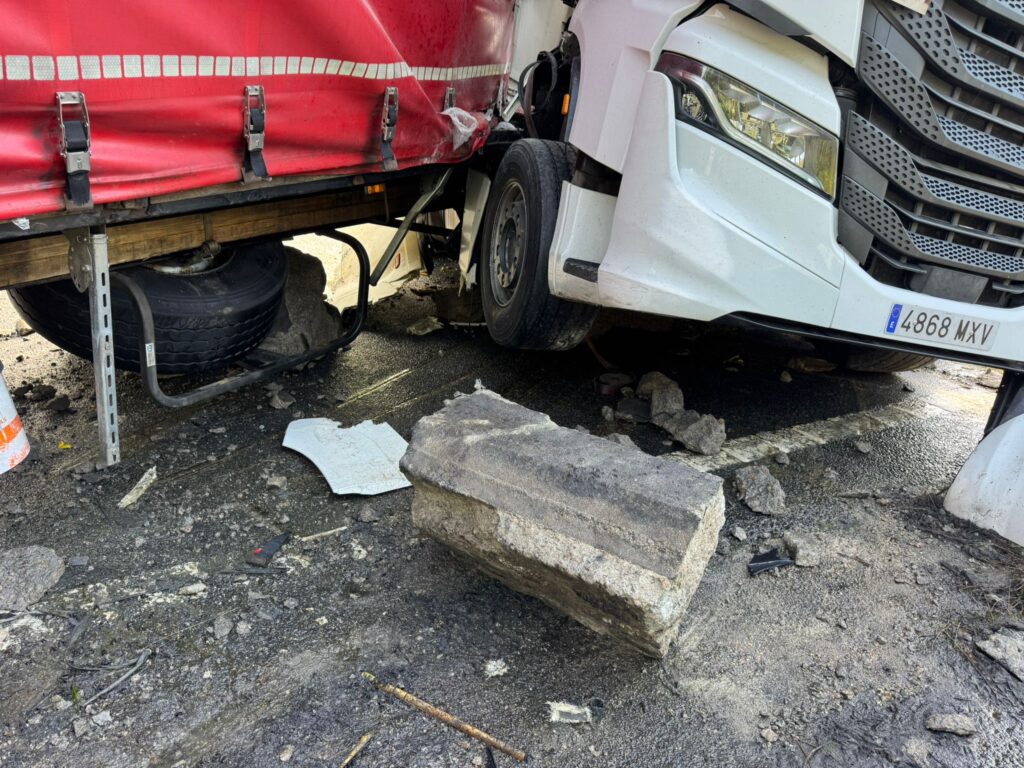 Jornada caótica (otra) en la A55: camión cruzado, vía cortada y accidentes por 800 litros de gasoil en la calzada