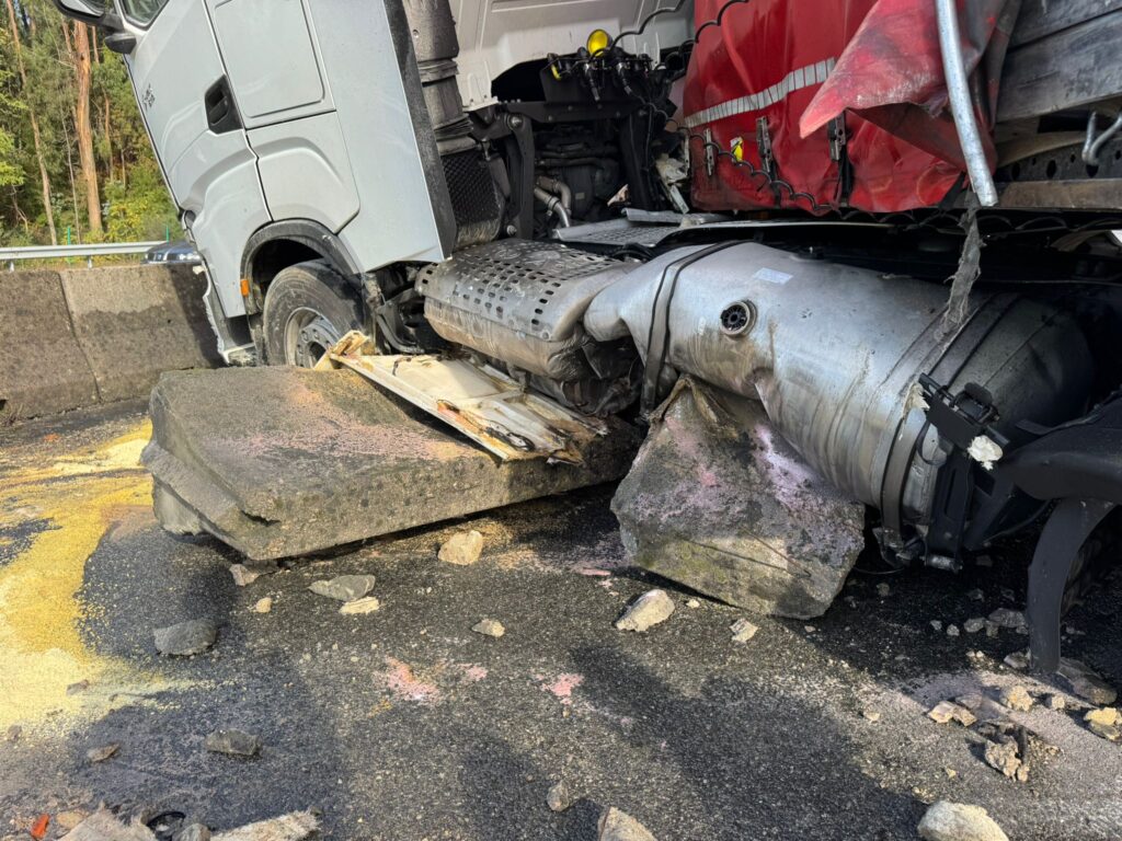 Jornada caótica (otra) en la A55: camión cruzado, vía cortada y accidentes por 800 litros de gasoil en la calzada