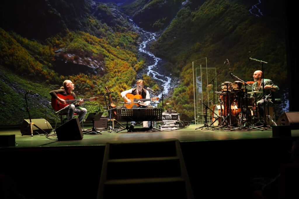 El legendario Al Di Meola, uno de los grandes guitarristas de nuestro tiempo, colgó el cartel de sold out en su concierto la noche de este domingo en el Teatro García Barbón de Vigo, que cerró O Gozo Festival 2025.