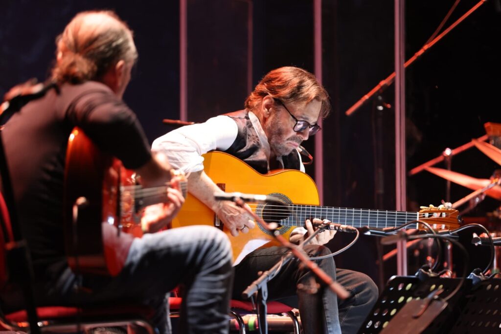 El legendario Al Di Meola, uno de los grandes guitarristas de nuestro tiempo, colgó el cartel de sold out en su concierto la noche de este domingo en el Teatro García Barbón de Vigo, que cerró O Gozo Festival 2025.
