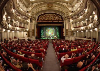 Lleno total en el Teatro García Barbón para el concierto de un guitarrista memorable