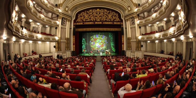 Lleno total en el Teatro García Barbón para el concierto de un guitarrista memorable