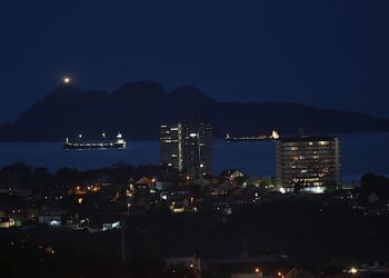 La alerta naranja convierte a la ría de Vigo en un improvisado garaje de grandes buques