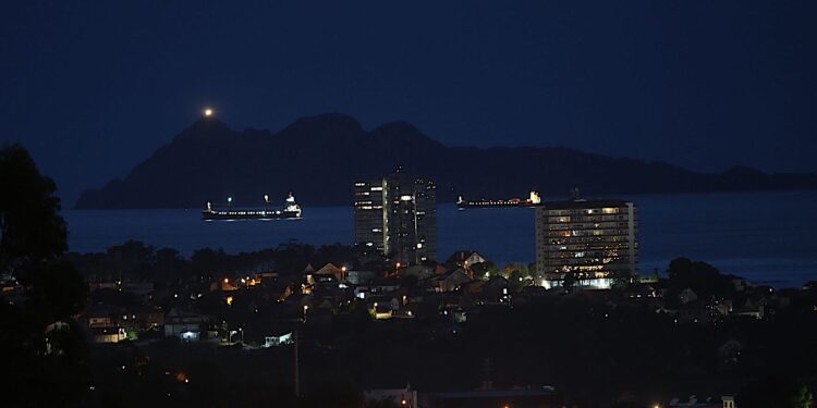 La alerta naranja convierte a la ría de Vigo en un improvisado garaje de grandes buques