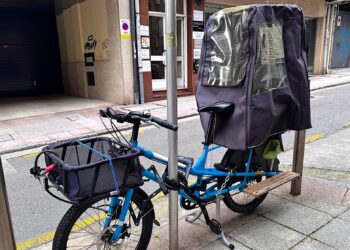 Con el crío y la bicicleta a buen recaudo