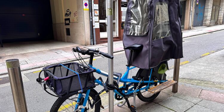 Con el crío y la bicicleta a buen recaudo