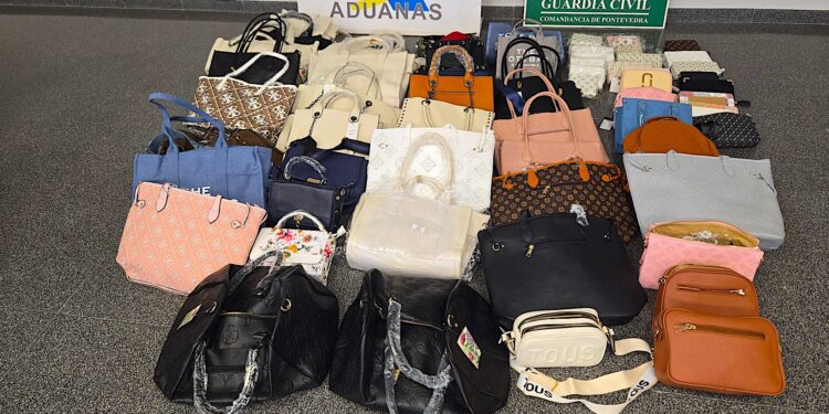 Intervienen en el Puerto de Vigo tres contenedores con 60.000 bolsos falsificados