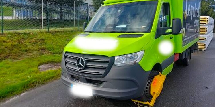 Inmovilizan en Vigo un camión con un exceso de carga del 50% del máximo permitido