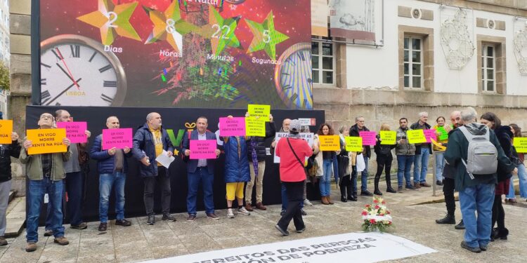 Piden a Caballero «que no le cieguen» las luces navideñas y vea las «sombras» de los ‘sintecho’