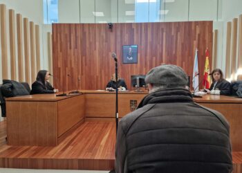 Seis meses de cárcel para el octogenario que se tocó los genitales ante una menor en un bus de Vigo