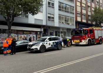 Trasladan a una persona por inhalación de humo a causa de un incendio en Vigo
